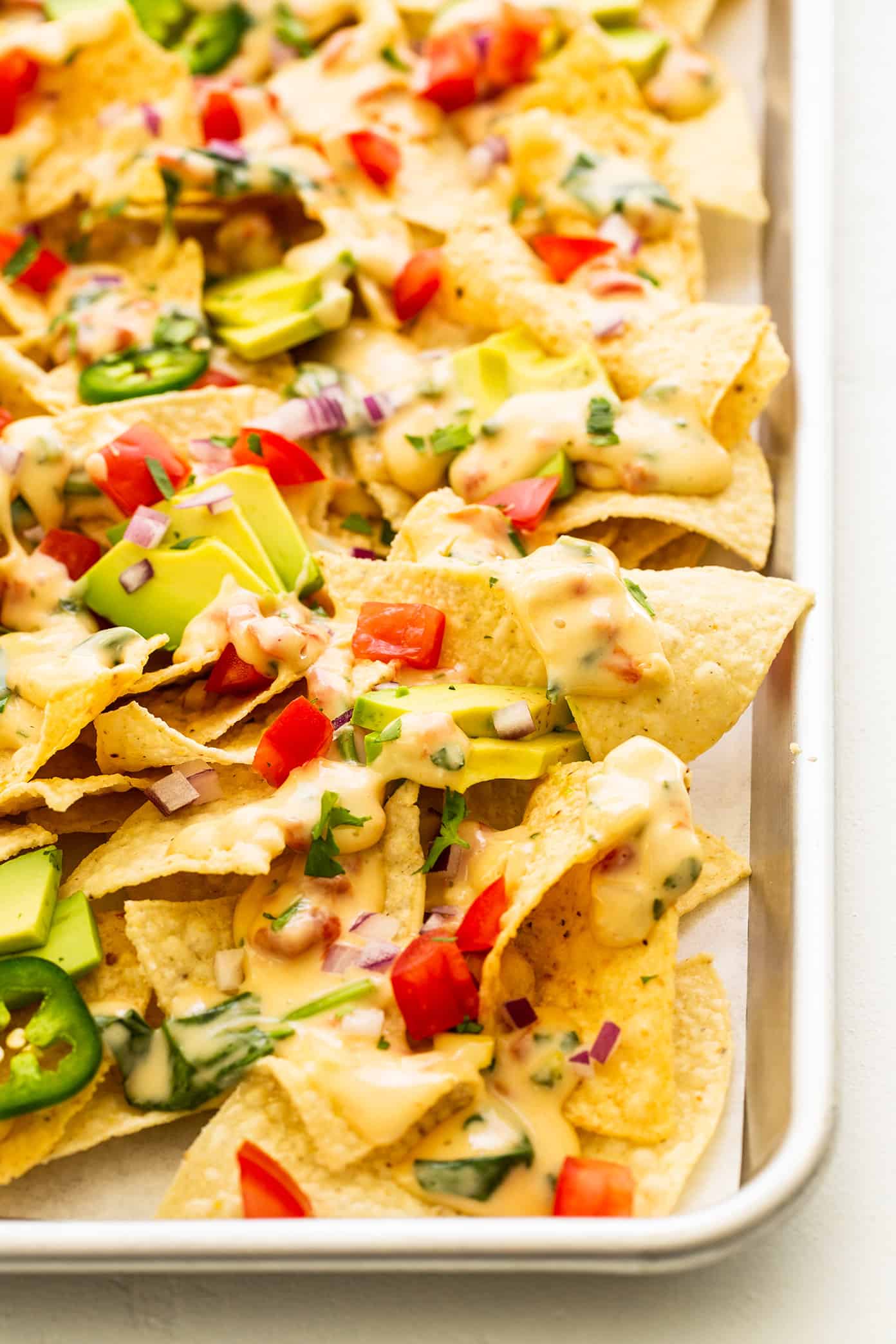 Nachos fáceis em uma frigideira com abacate e Queso Blanco