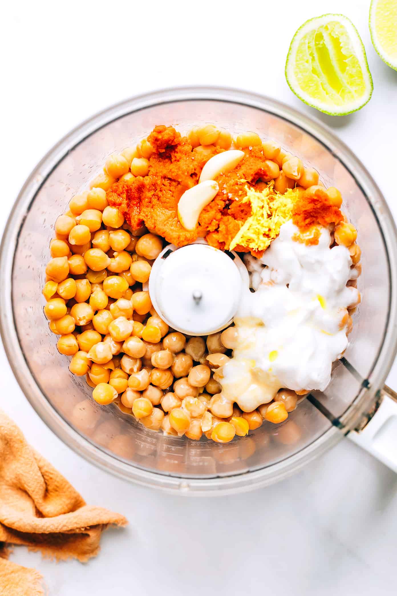Hummus de curry vermelho no processador de alimentos