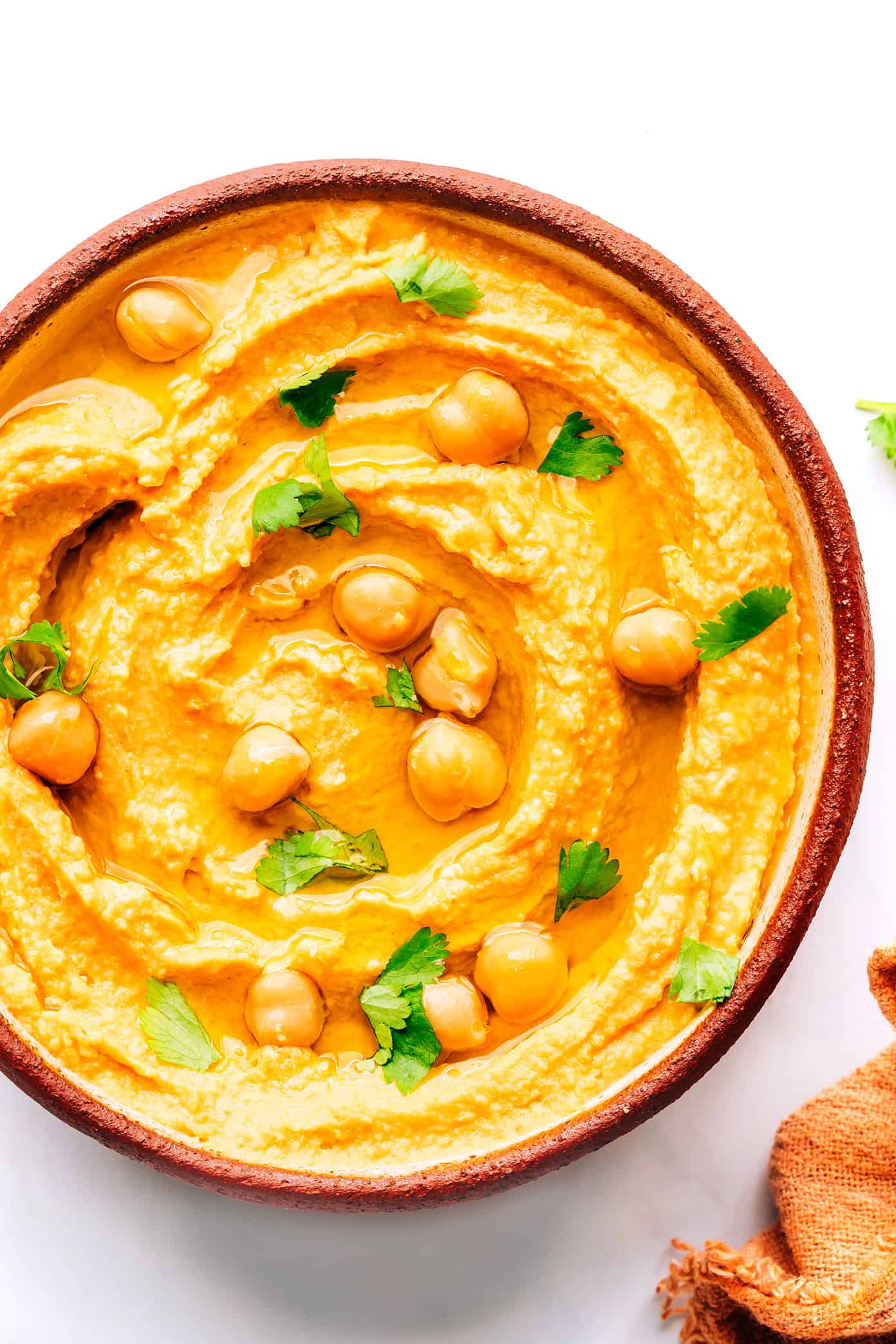 Hummus ao curry vermelho tailandês em tigela com grão-de-bico