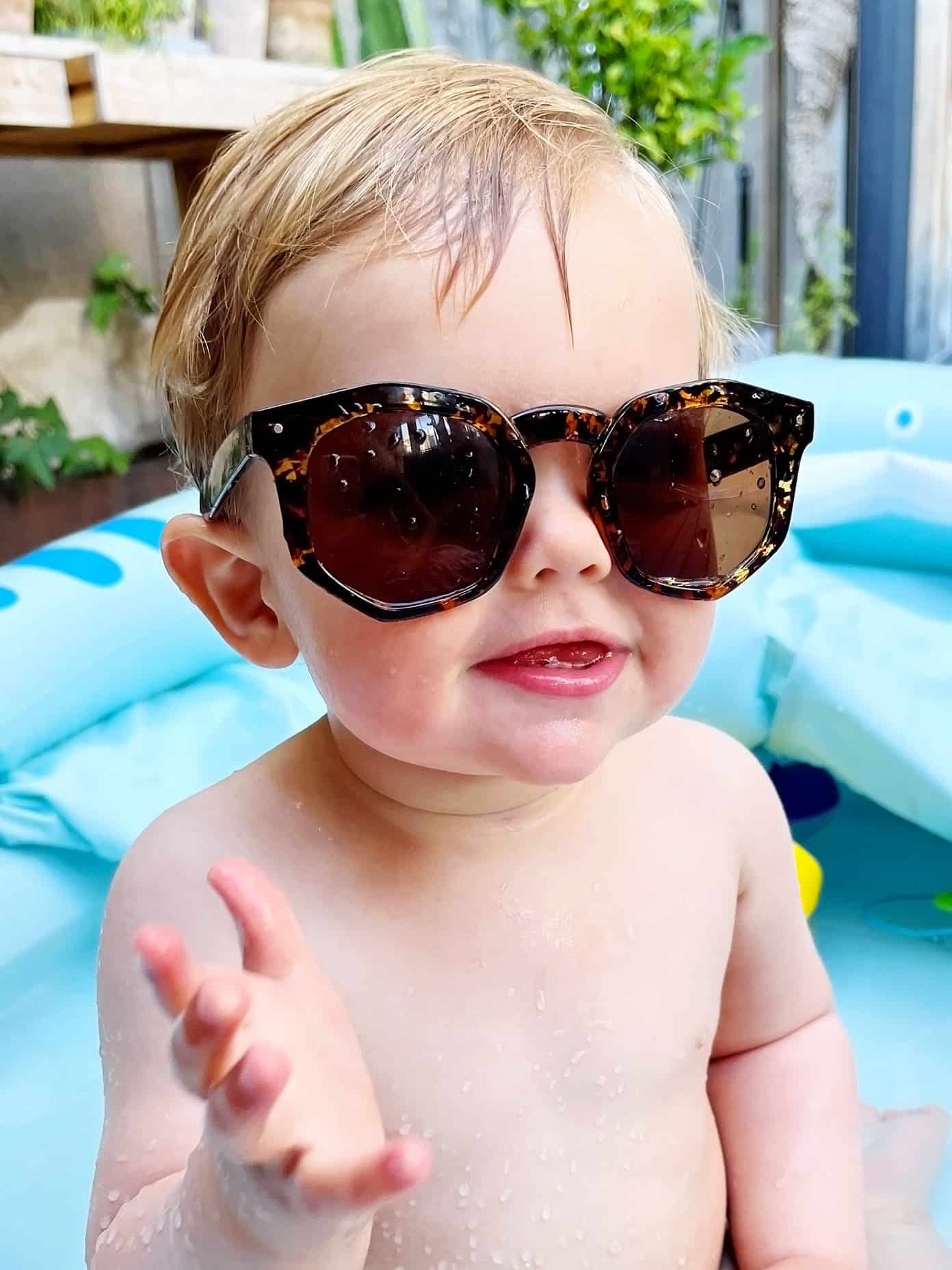 Teo na piscina de bebês
