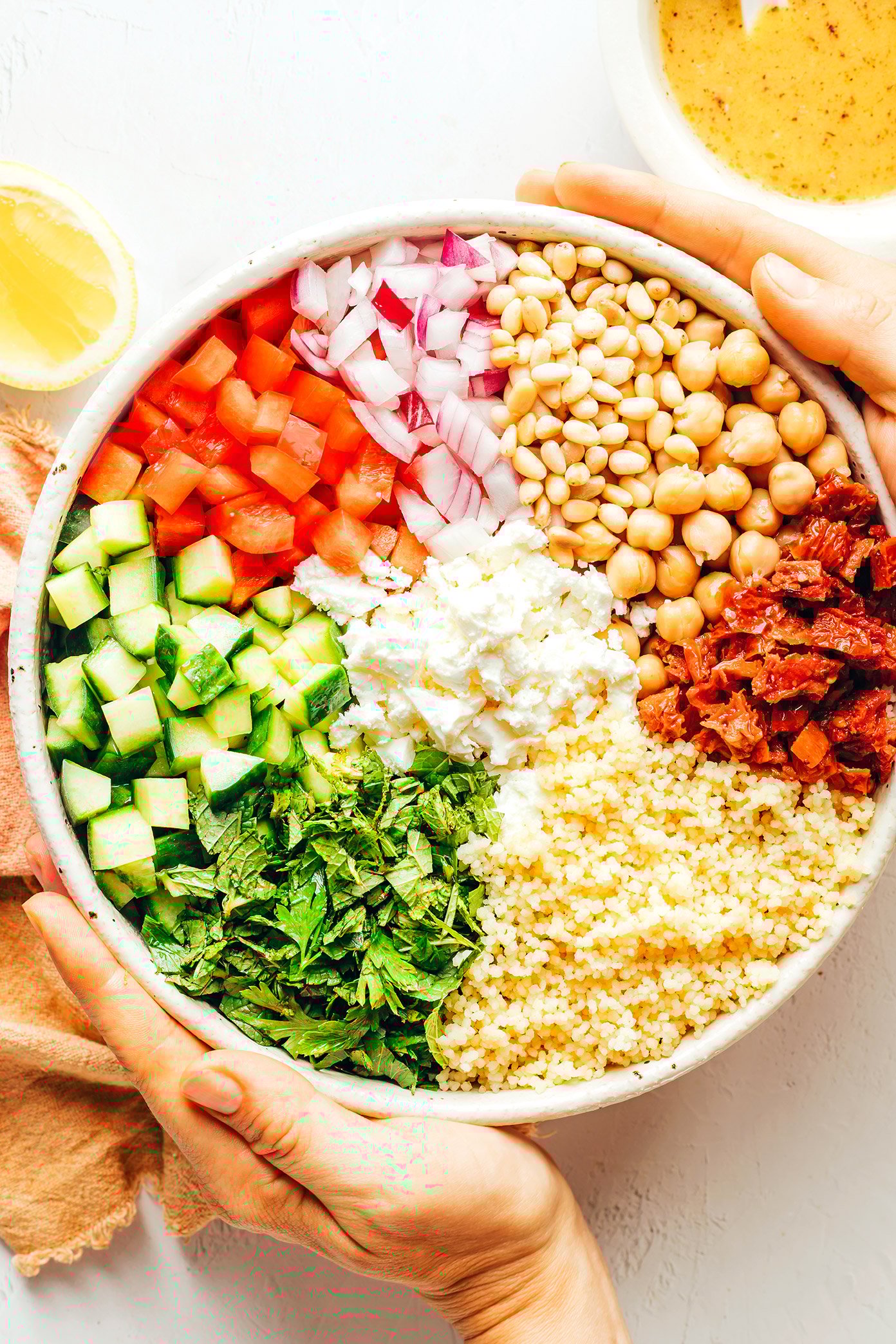 Ingredientes da salada de cuscuz em uma tigela
