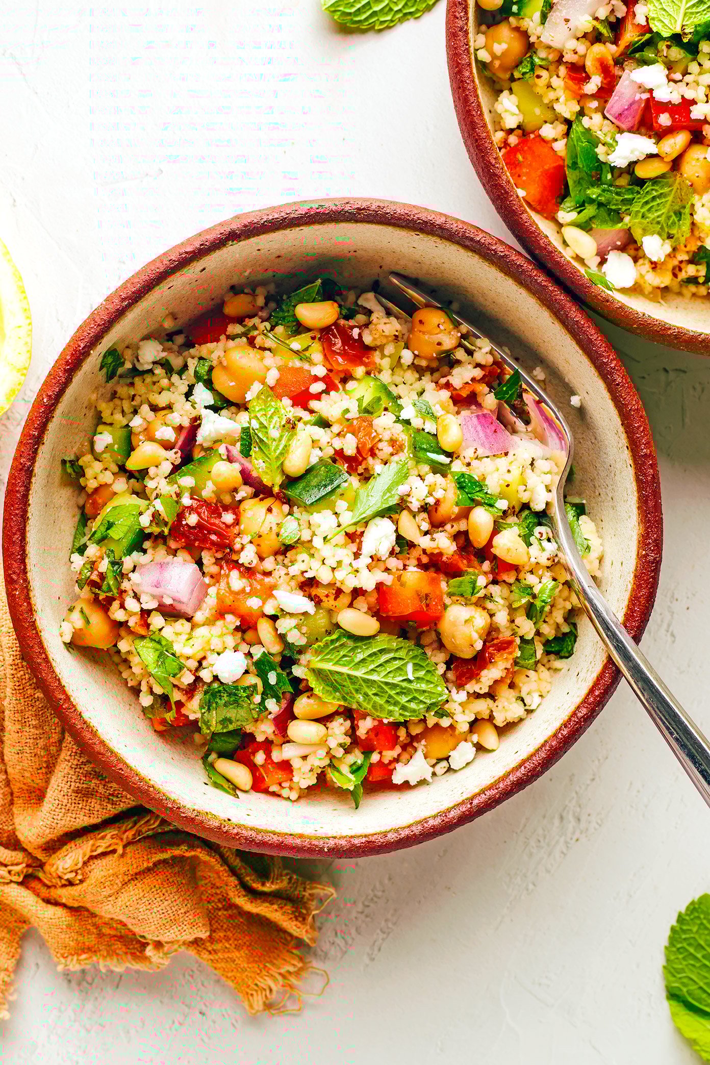 Servindo tigelas de salada de cuscuz