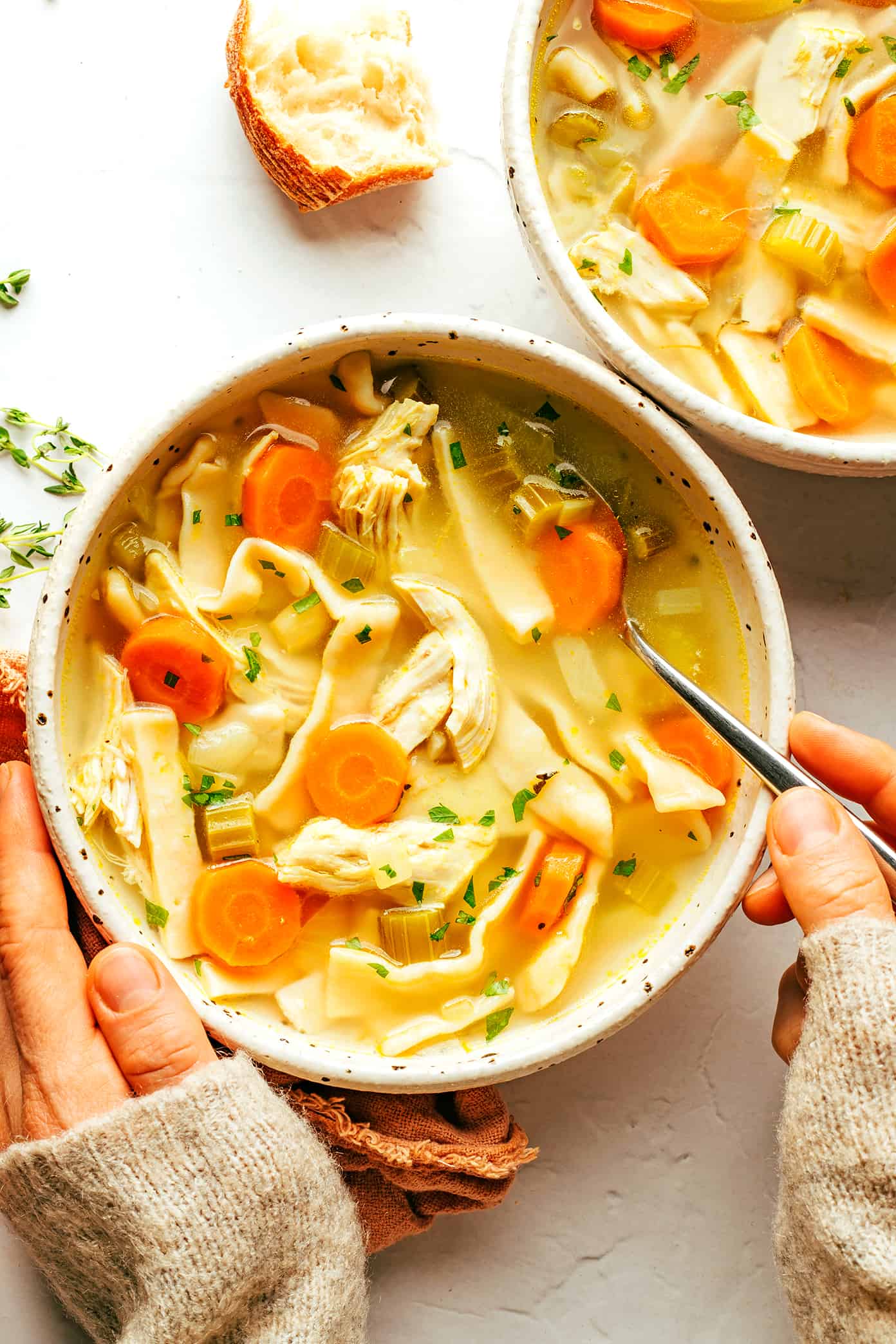 Tigelas de sopa caseira de macarrão com frango e pão