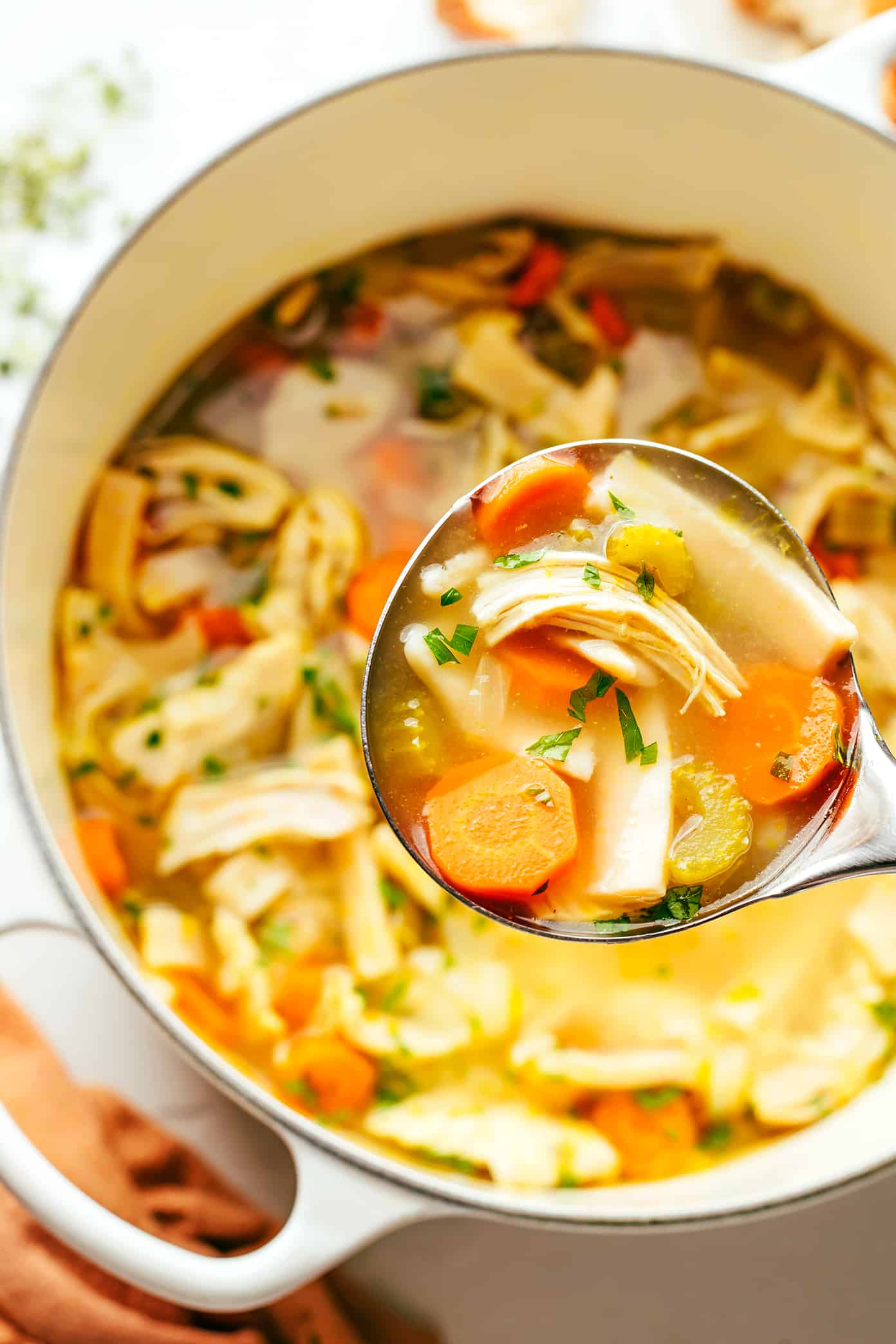 Sopa caseira de macarrão com frango na panela