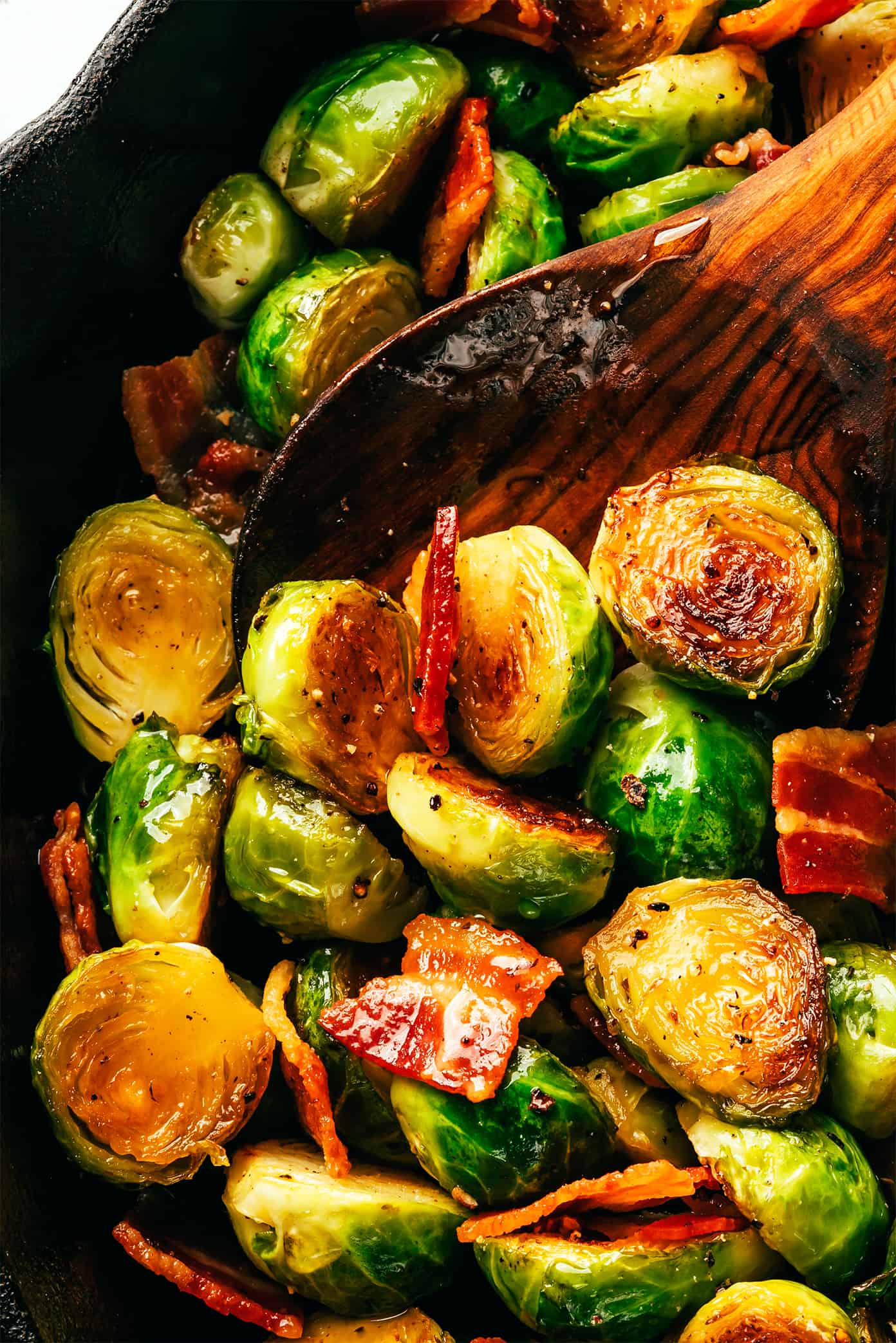 Close da couve-de-bruxelas com bacon