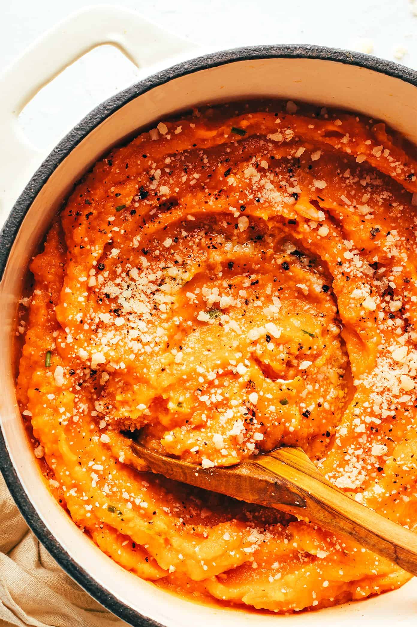Purê de batata-doce com alho e parmesão na panela