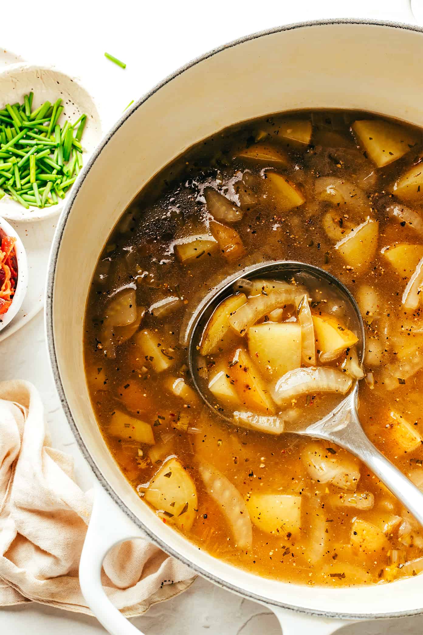 Sopa de batata com bacon e erva-doce na panela com concha