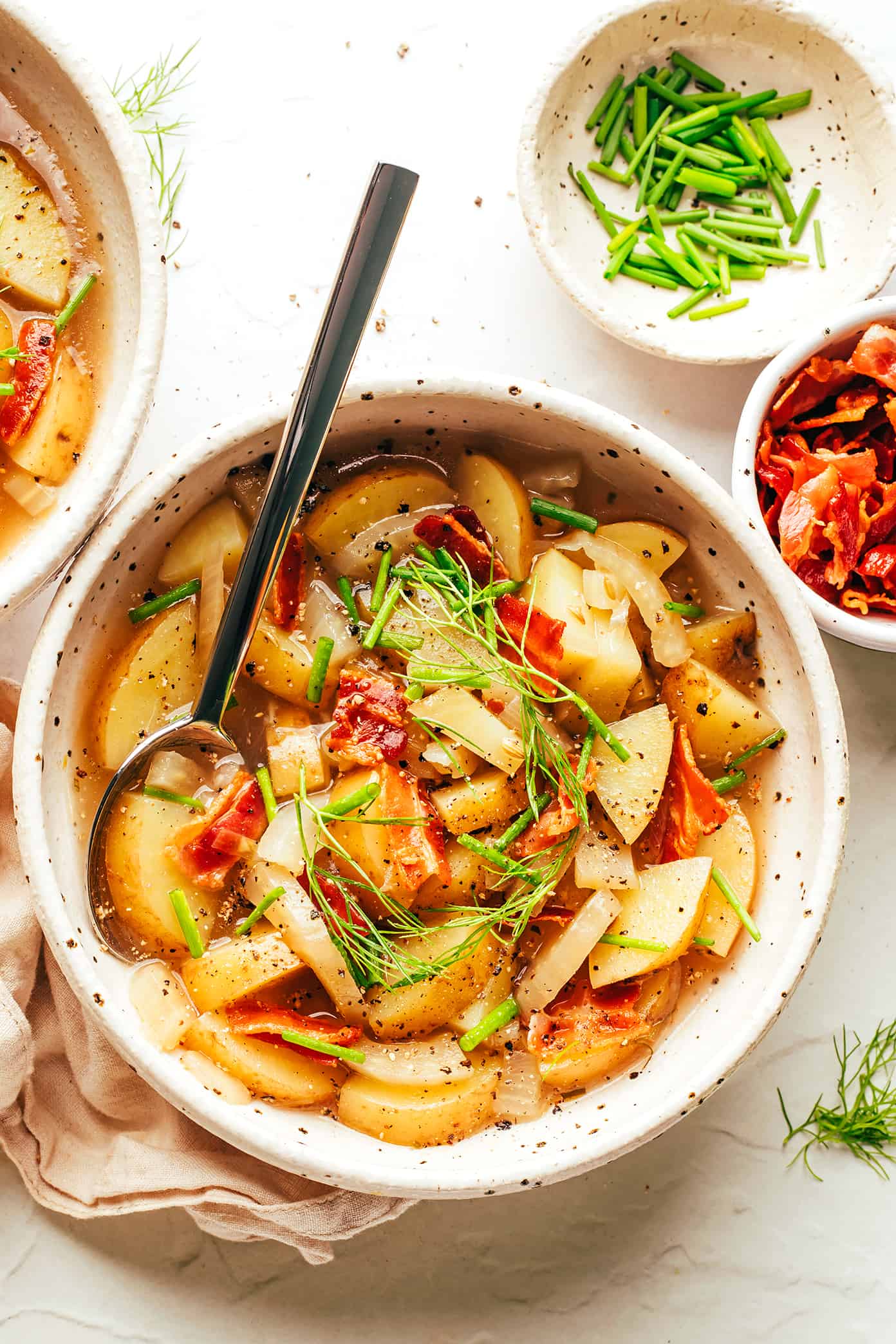 Sopa de batata com bacon e erva-doce em uma tigela