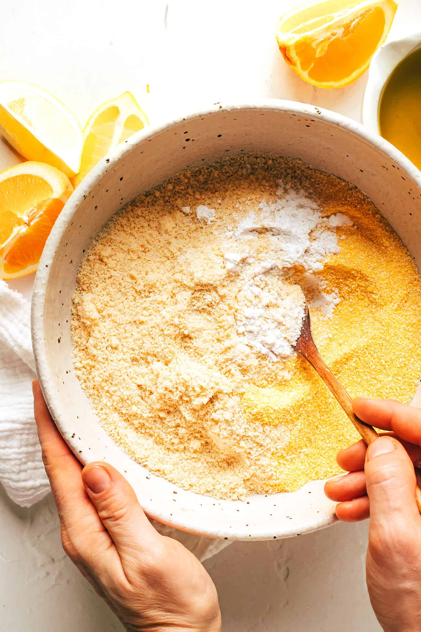 Batendo os ingredientes secos para o bolo cítrico de azeite de oliva