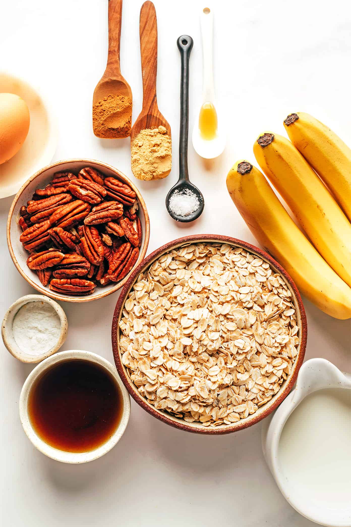 Ingredientes dos copos de aveia assada com banana