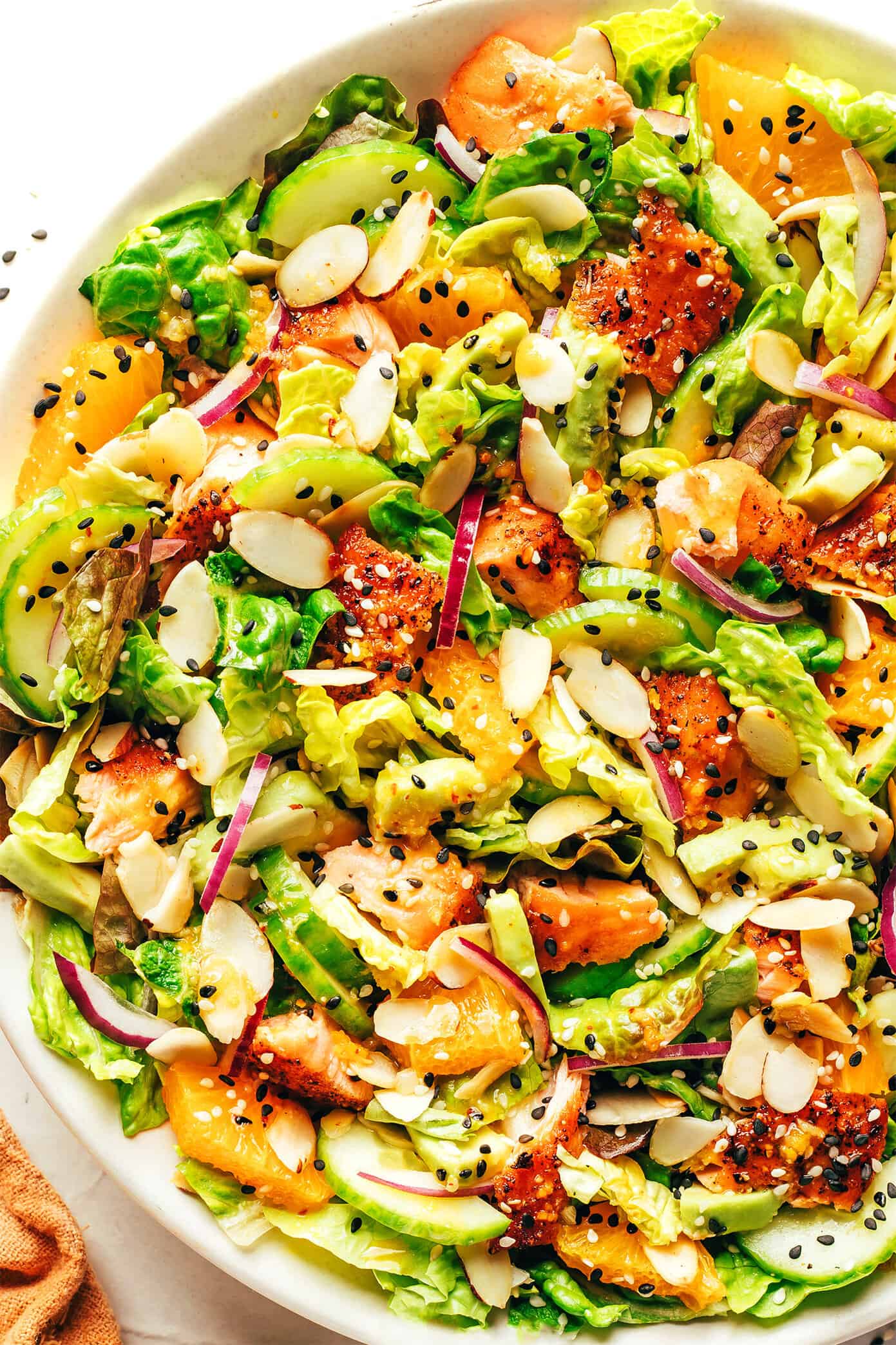 Salada de salmão com laranja e vinagrete de mel e gengibre em uma tigela