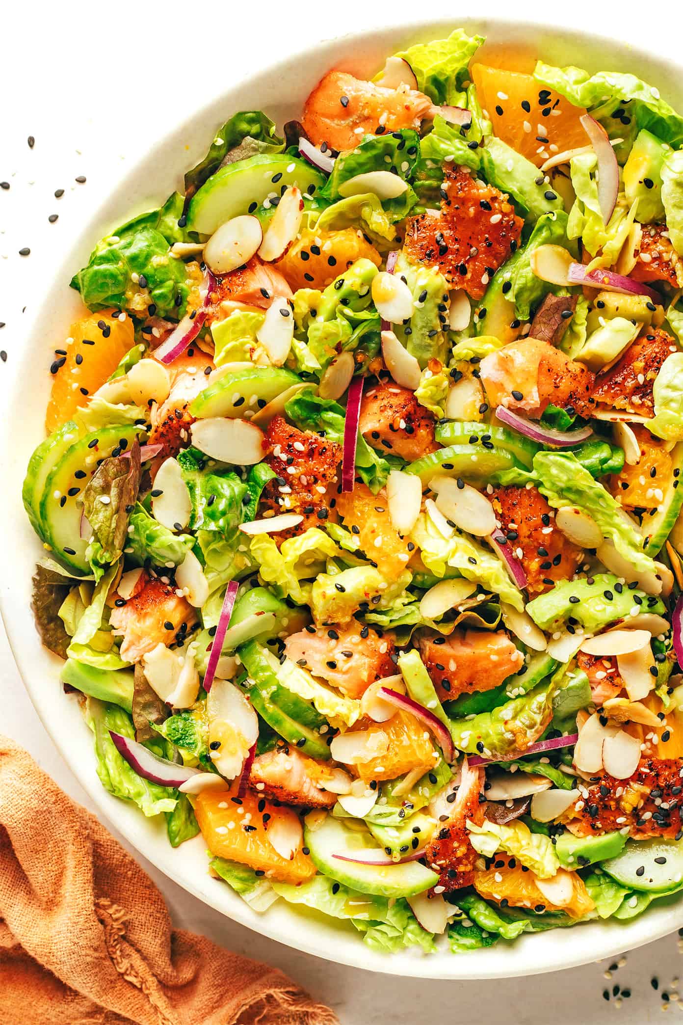 Salada de salmão com laranja, abacate e amêndoas torradas em uma tigela