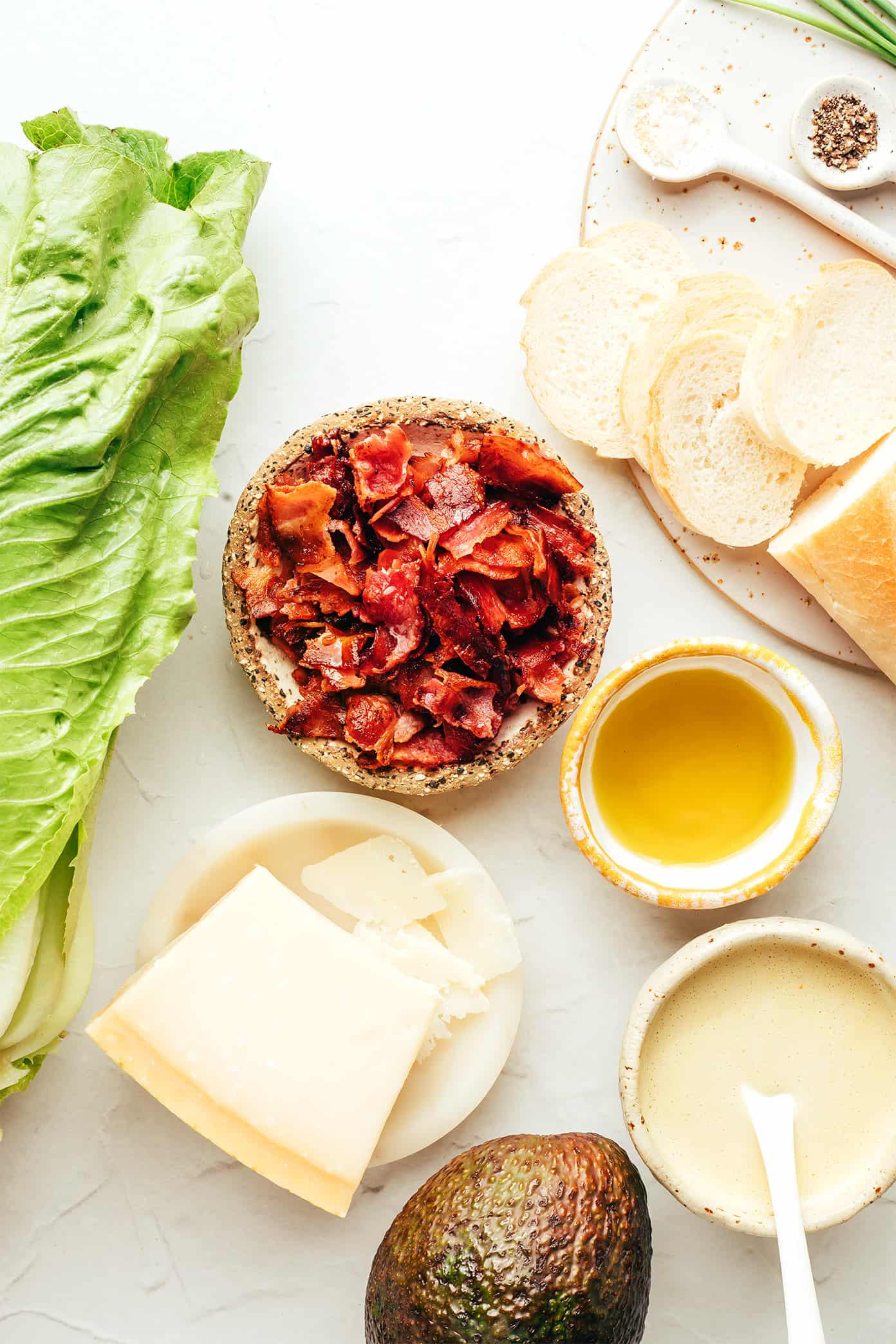 Ingredientes da Salada Caesar com Abacate e Bacon