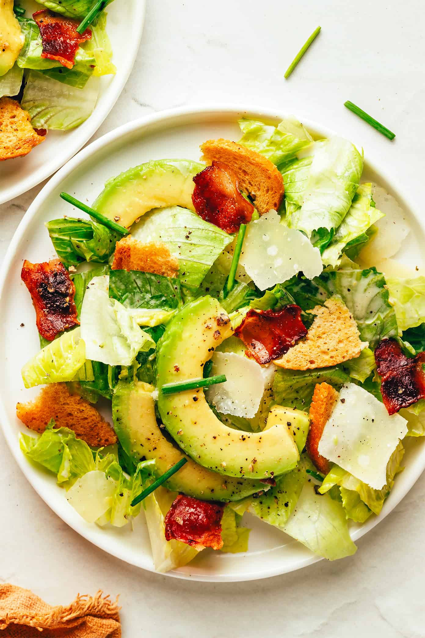 Salada Caesar com Bacon e Abacate