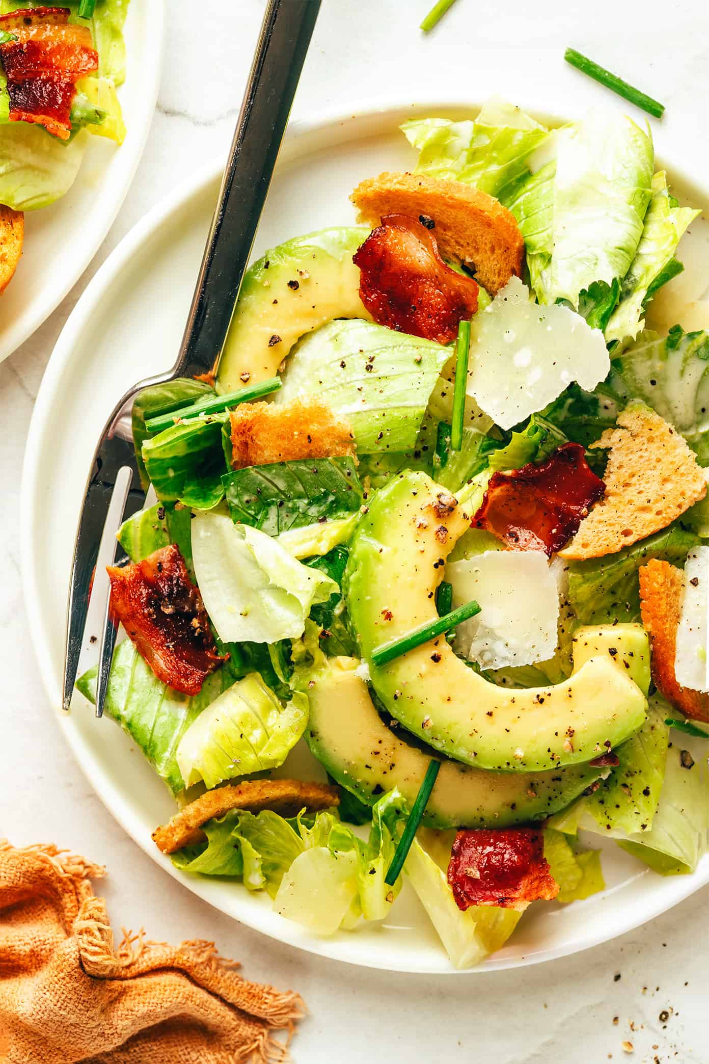 Salada Caesar de Bacon e Abacate no Prato com Cebolinha