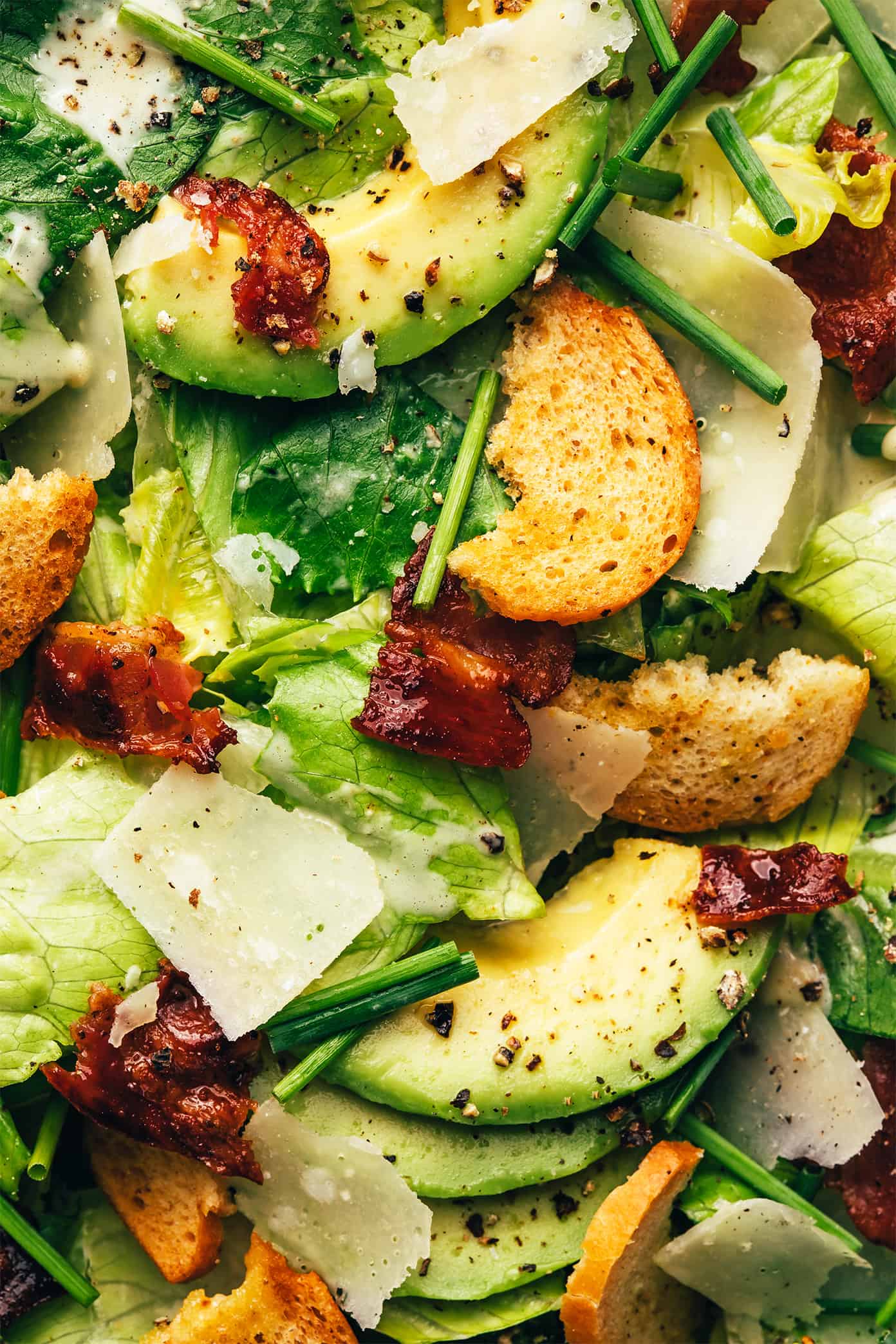 Close da salada Caesar com abacate e bacon