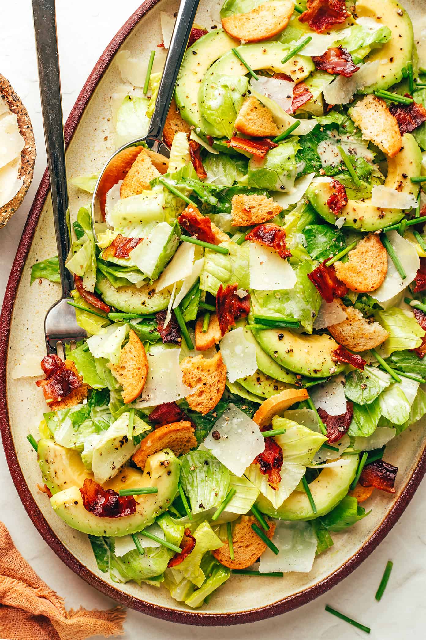 Salada Caesar caseira com bacon e abacate