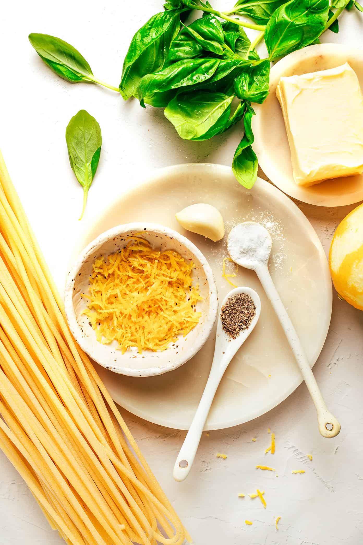 Citrininio baziliko sviesto makaronų ingredientai