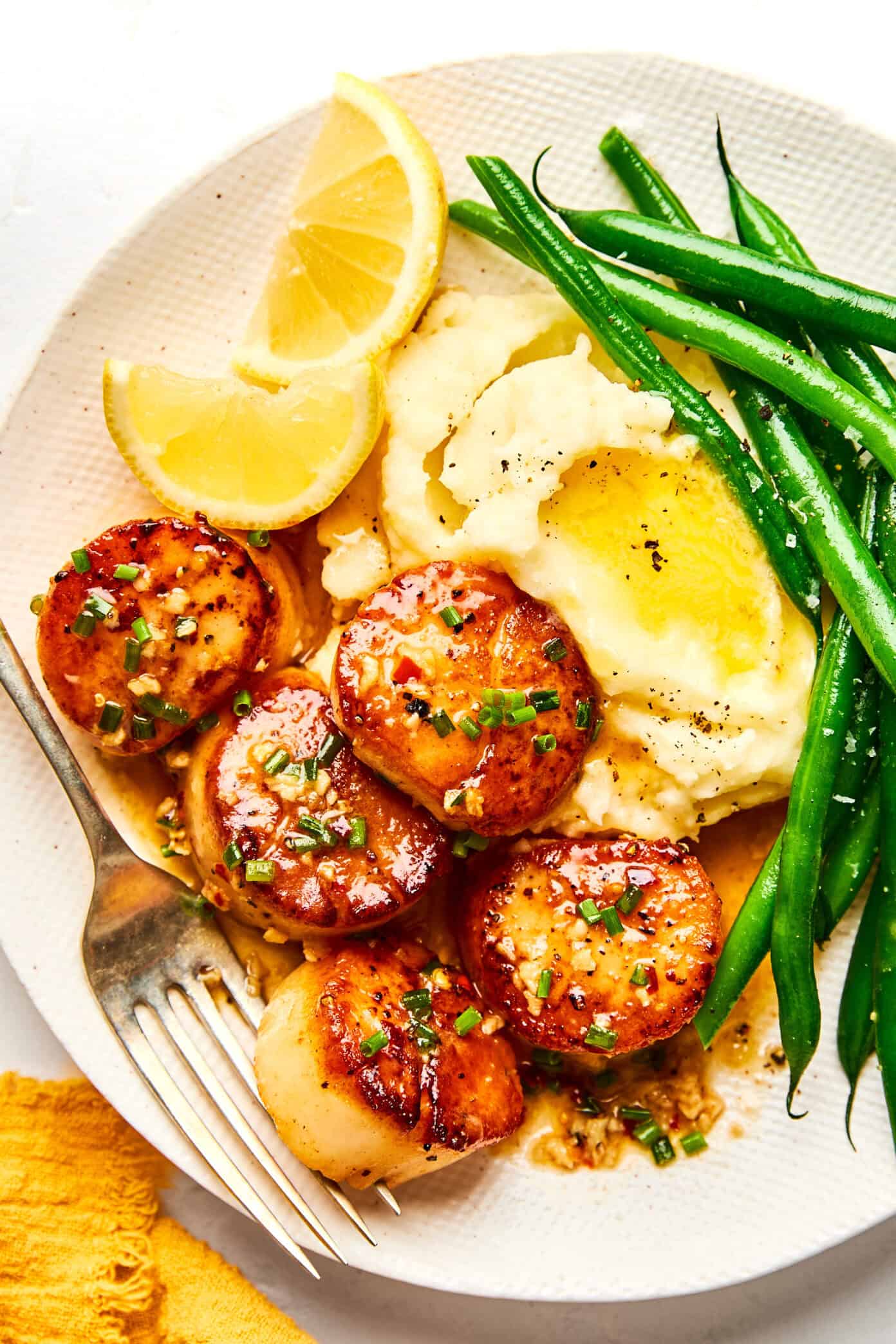 seared scallops with lemon garlic butter, mashed potatoes and green beans