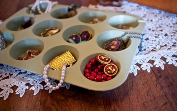 Manage It Monday: Cupcake Jewelry Bin | gimmesomestyleblog.com