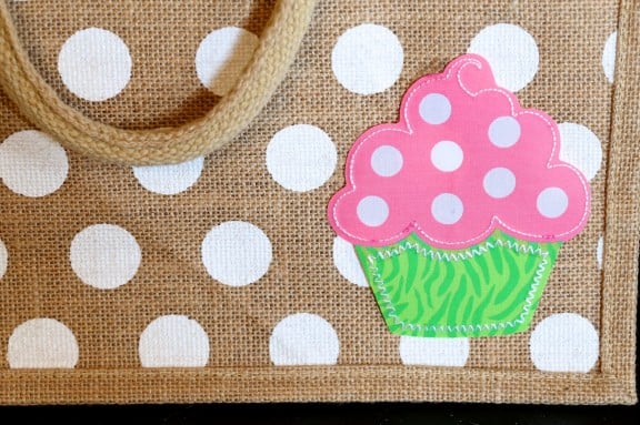 {DIY} Cupcake Gift Set | www.gimmesomestyleblog.com #kids #christmas #gifts