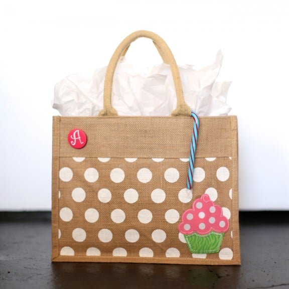 {DIY} Cupcake Gift Set | www.gimmesomestyleblog.com #kids #christmas #gifts