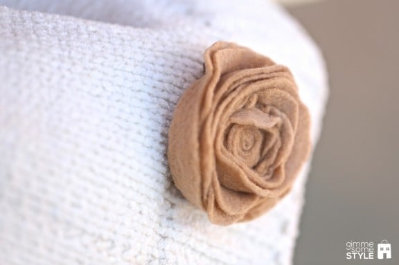 {DIY} Felt Flower Pin | www.gimmesomestyleblog.com #diy 