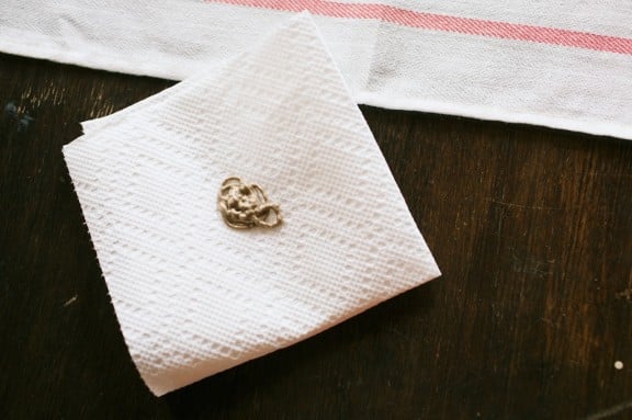 Shamrock tea towel | www.gimmesomestyleblog.com #shamrock #diy #stpatricksday