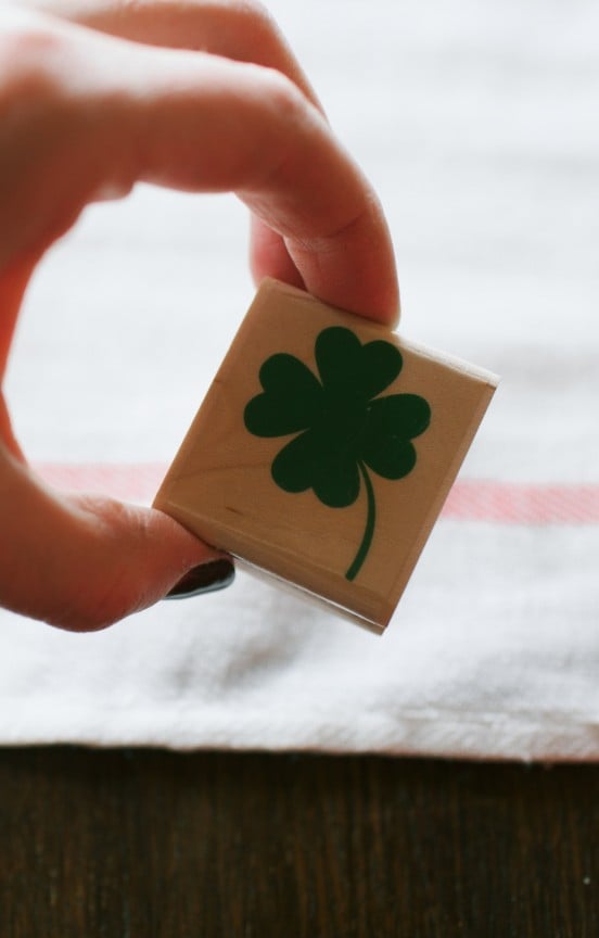 Shamrock Tea Towel | www.gimmesomestyleblog.com #shamrock #stpatricksday #diy