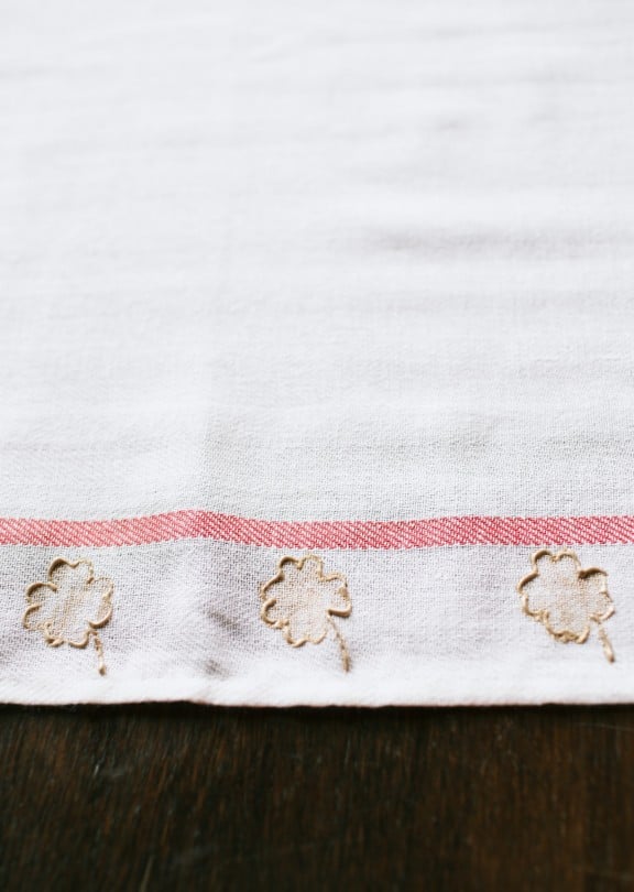 Shamrock Tea Towel | www.gimmesomestyleblog.com #shamrock #stpatricksday #diy