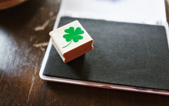 Shamrock Plant Marker | www.gimmesomestyleblog.com #shamrock #diy #stpatricksday