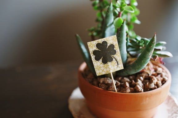 Shamrock Plant Marker | www.gimmesomestyleblog.com #shamrock #diy #stpatricksday