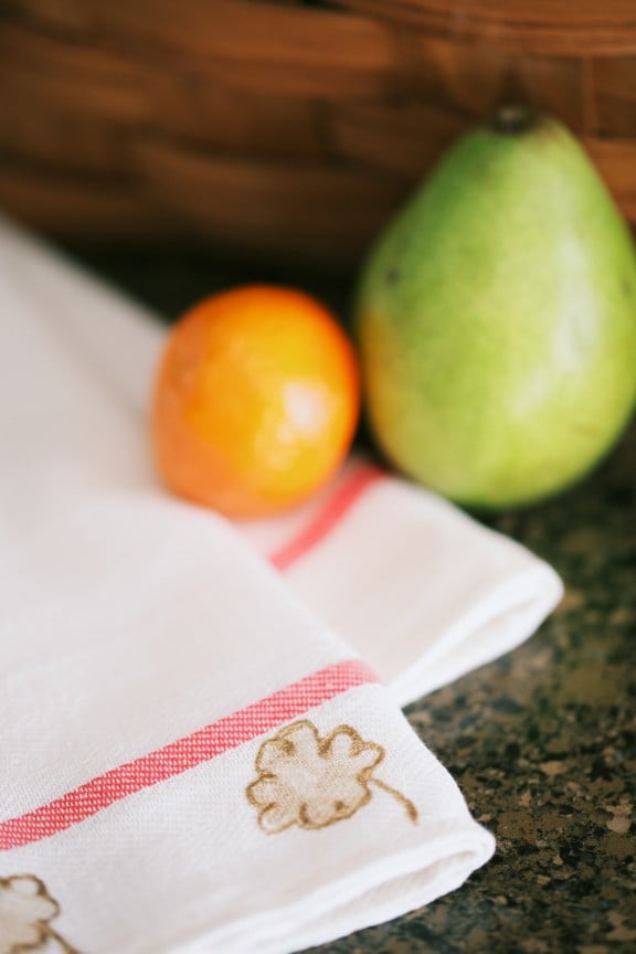 Shamrock Tea Towel | www.gimmesomestyleblog.com #shamrock #stpatricksday #diy