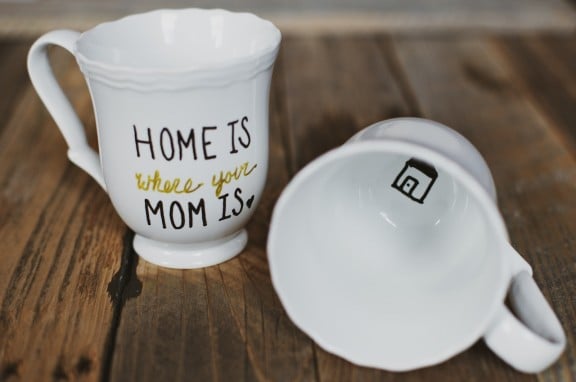 Make a simple DIY mug for your mom for mother's day, birthday or just to show her you love her! | www.gimmesomestyleblog.com #diymug