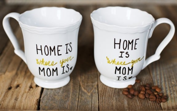 Make a simple DIY mug for your mom for mother's day, birthday or just to show her you love her! | www.gimmesomestyleblog.com #diymug