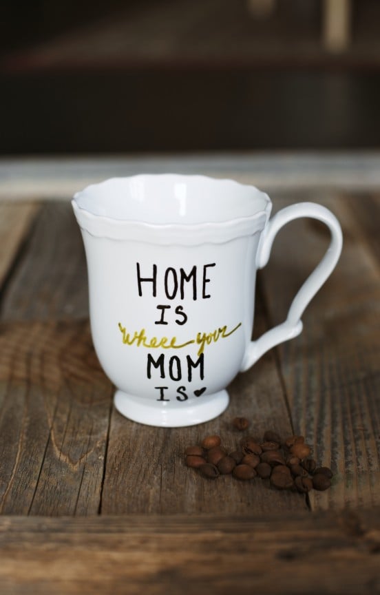 Make a simple DIY mug for your mom for mother's day, birthday or just to show her you love her! | www.gimmesomestyleblog.com #diymug