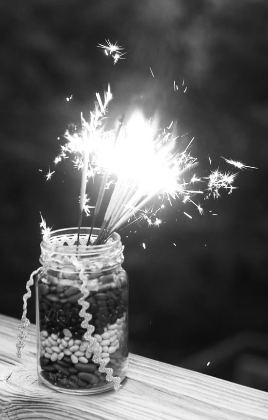 Fourth of July Fireworks Centerpiece | gimmesomestyleblog.com #sparklers #centerpiece #fourthofjuly #masonjar #craft #diy #holiday #fireworks