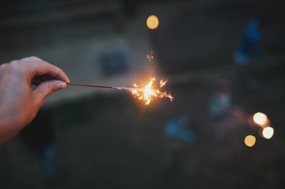 Fourth of July Fireworks Centerpiece | gimmesomestyleblog.com #sparklers #centerpiece #fourthofjuly #masonjar #craft #diy #holiday #fireworks