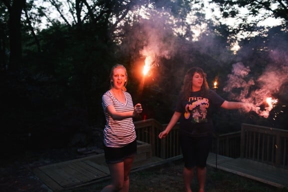 Fourth of July Fireworks Centerpiece | gimmesomestyleblog.com #sparklers #centerpiece #fourthofjuly #masonjar #craft #diy #holiday #fireworks