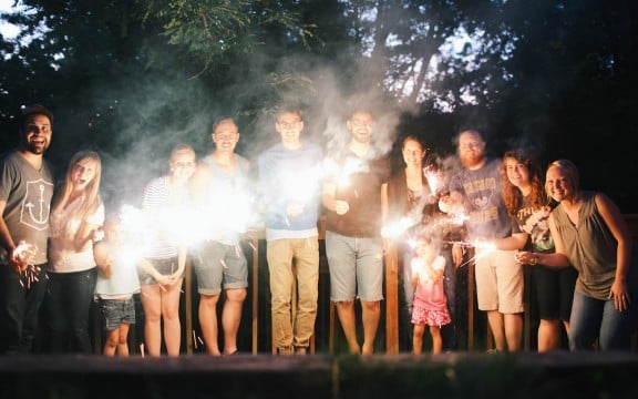 Fourth of July Fireworks Centerpiece | gimmesomestyleblog.com #sparklers #centerpiece #fourthofjuly #masonjar #craft #diy #holiday #fireworks