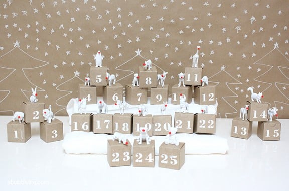 DIY Advent Calendar via A Bubbly Life | www.gimmesomeoven.com/style #christmas #advent #diy #calendar