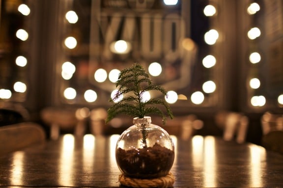 Make a Simple Ornament Vase Centerpiece this holiday season! | www.gimmesomeoven.com/style #ornament #green #vase #centerpiece #christmas #holiday