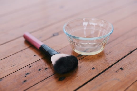 How to clean your make-up brushes--1 ingredient and all natural! | www.gimmesomestyleblog.com #natural #diy #green #clean #organize #beauty