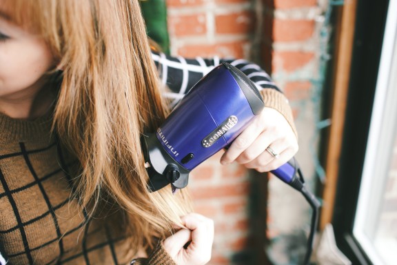 Conair Glow and Go! | www.gimmesomeoven.com/style #conair #holidaybeauty