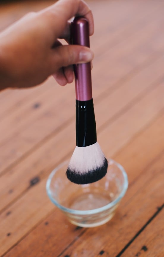 How to clean your make-up brushes--1 ingredient and all natural! | www.gimmesomestyleblog.com #natural #diy #green #clean #organize #beauty