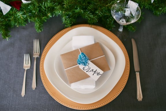 TWO DIY Christmas Place Cards | www.gimmesomeoven.com/style #christmas #tablesetting #holidaytablesetting #placecard