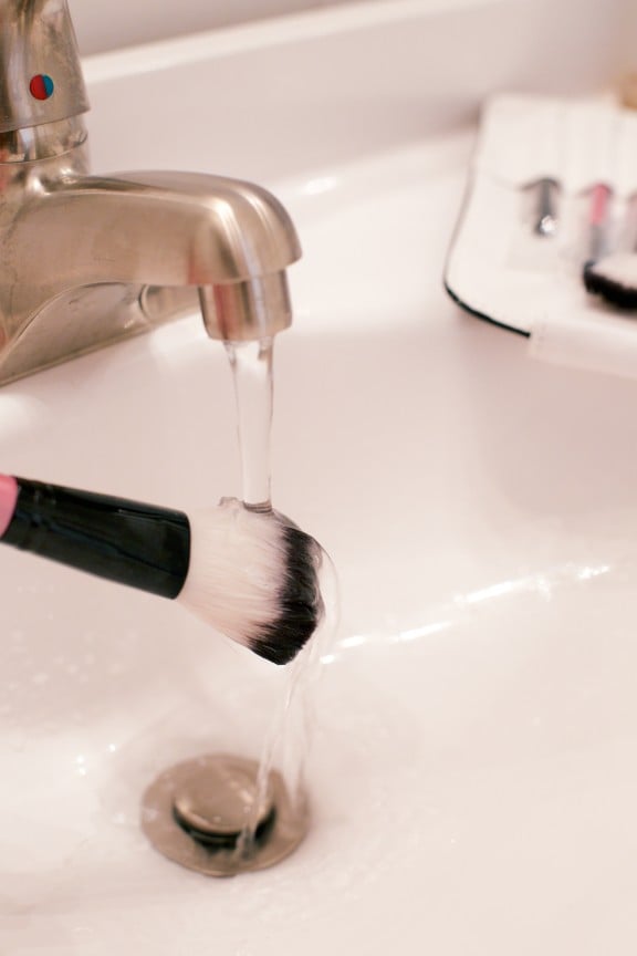 How to clean your make-up brushes--1 ingredient and all natural! | www.gimmesomestyleblog.com #natural #diy #green #clean #organize #beauty