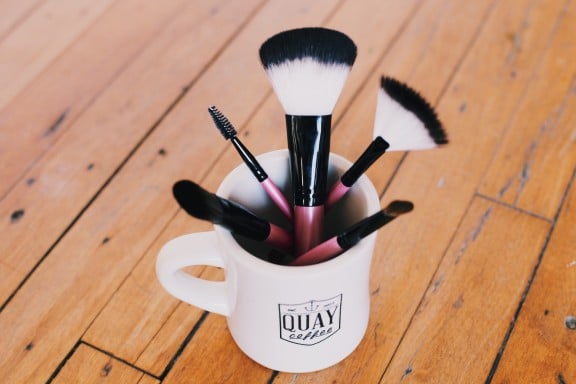 How to clean your make-up brushes--1 ingredient and all natural! | www.gimmesomestyleblog.com #natural #diy #green #clean #organize #beauty