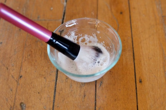 How to clean your make-up brushes--1 ingredient and all natural! | www.gimmesomestyleblog.com #natural #diy #green #clean #organize #beauty