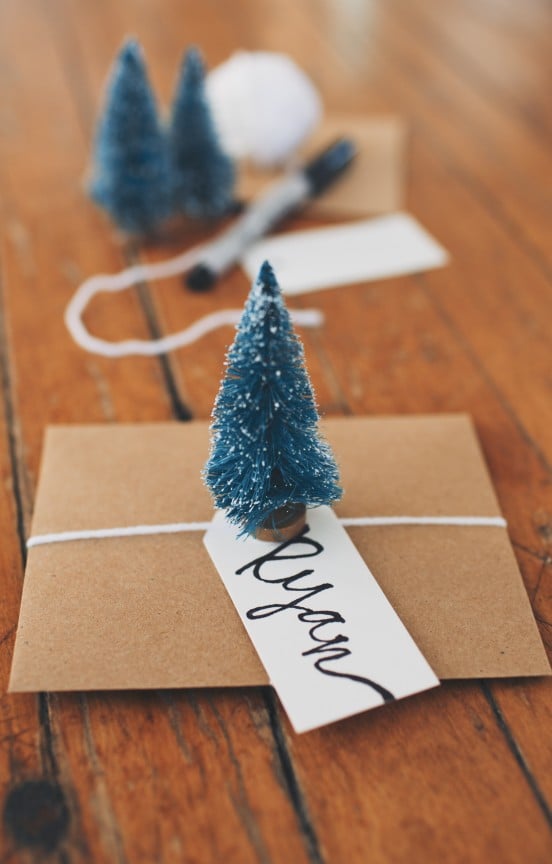 TWO DIY Christmas Place Cards | www.gimmesomeoven.com/style #christmas #tablesetting #holidaytablesetting #placecard